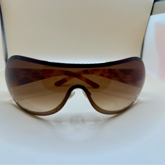 CHANEL Elegant Brown Sunglasses